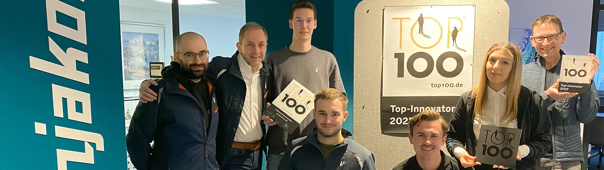 Gruppenbild einiger Venjakob Mitarbeiter mit der Top 100 Innovators Auszeichnung. Venjakob Maschinenbau